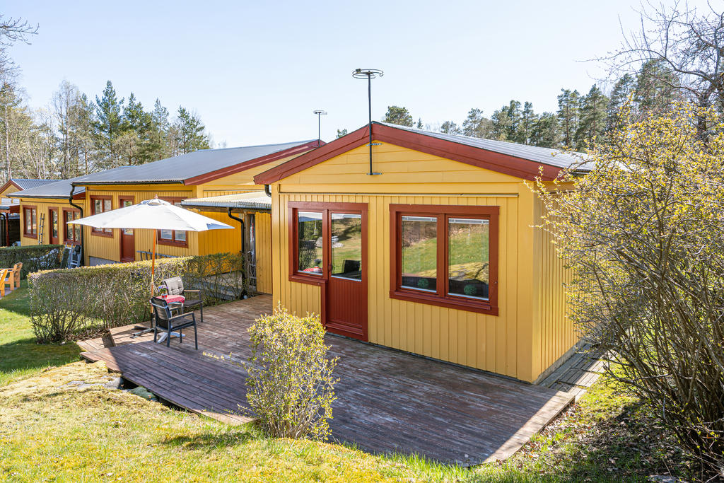 Rymligt altandäck med gott om plats för ute möbler.