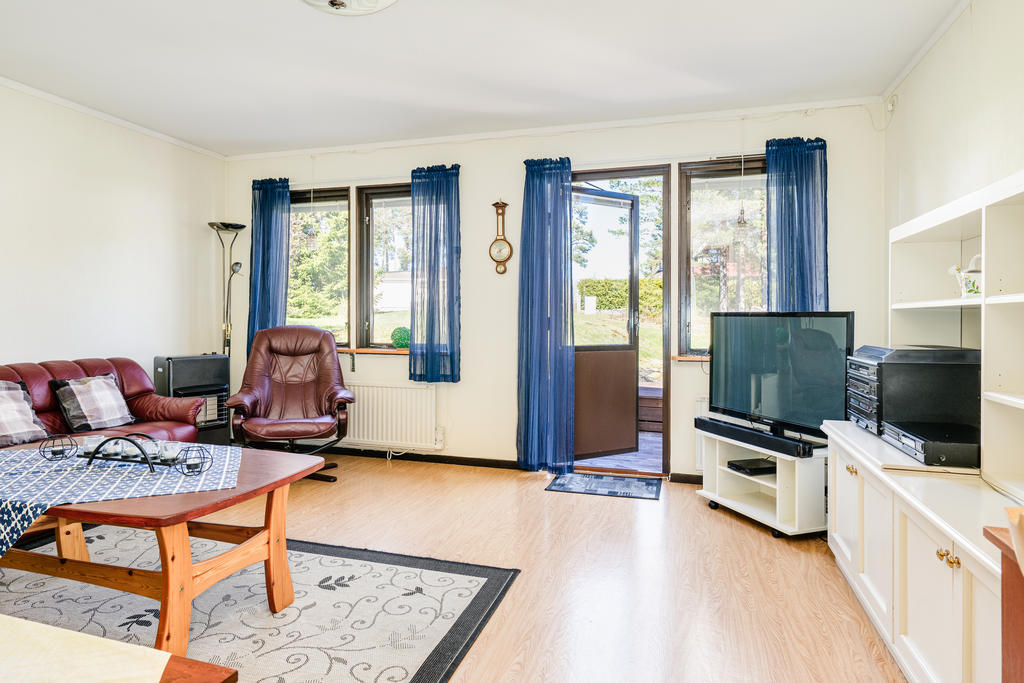 Ljust och öppet vardagsrum med utgång till altan.