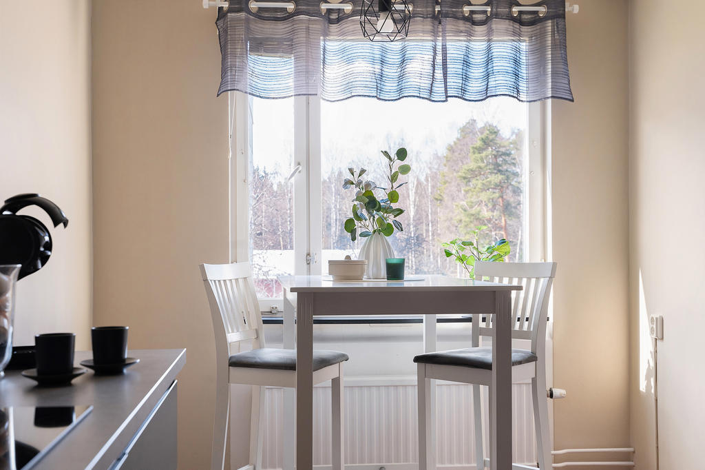 Naturlig plats för matgrupp vid fönstret