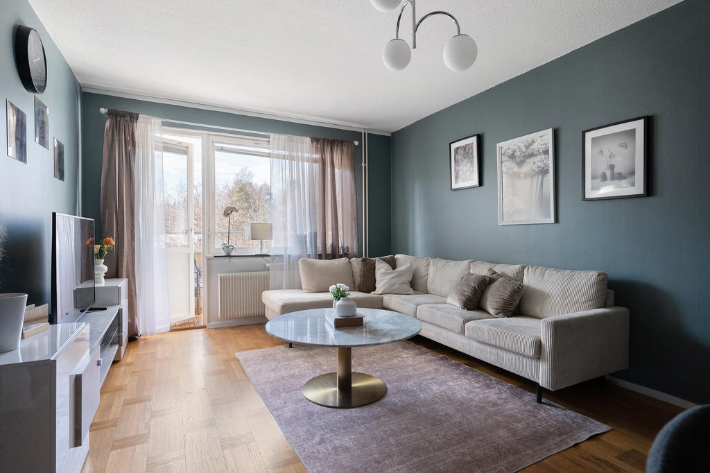 Vardagsrum med utgång till balkongen