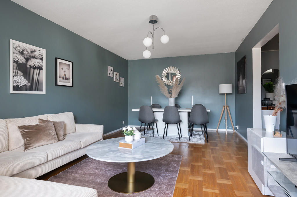 Vardagsrummet har plats för såväl soffgrupp som matplats