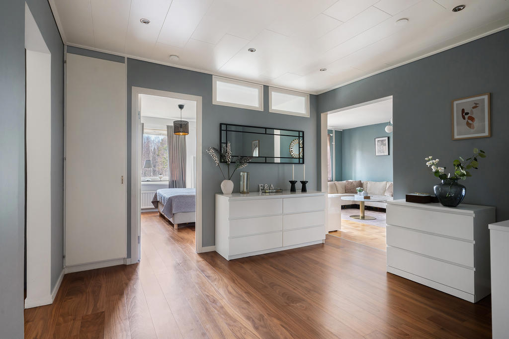 Välkomnande och rymlig hall