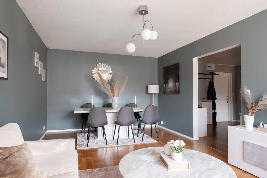 Vardagsrum med vy mot hall