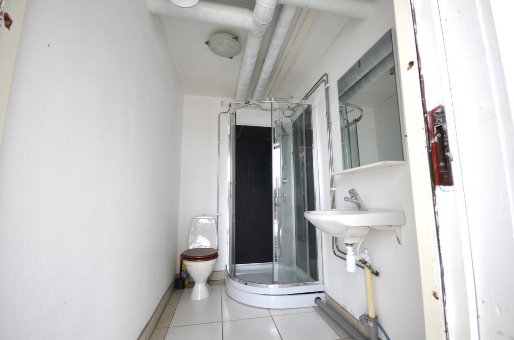 Wc och dusch för campande gäster och friggebodens gäster
