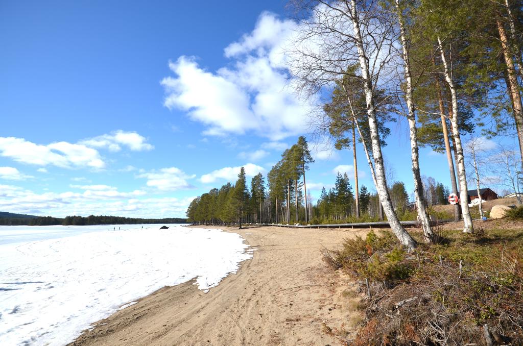 Sandstranden och promenadstigen