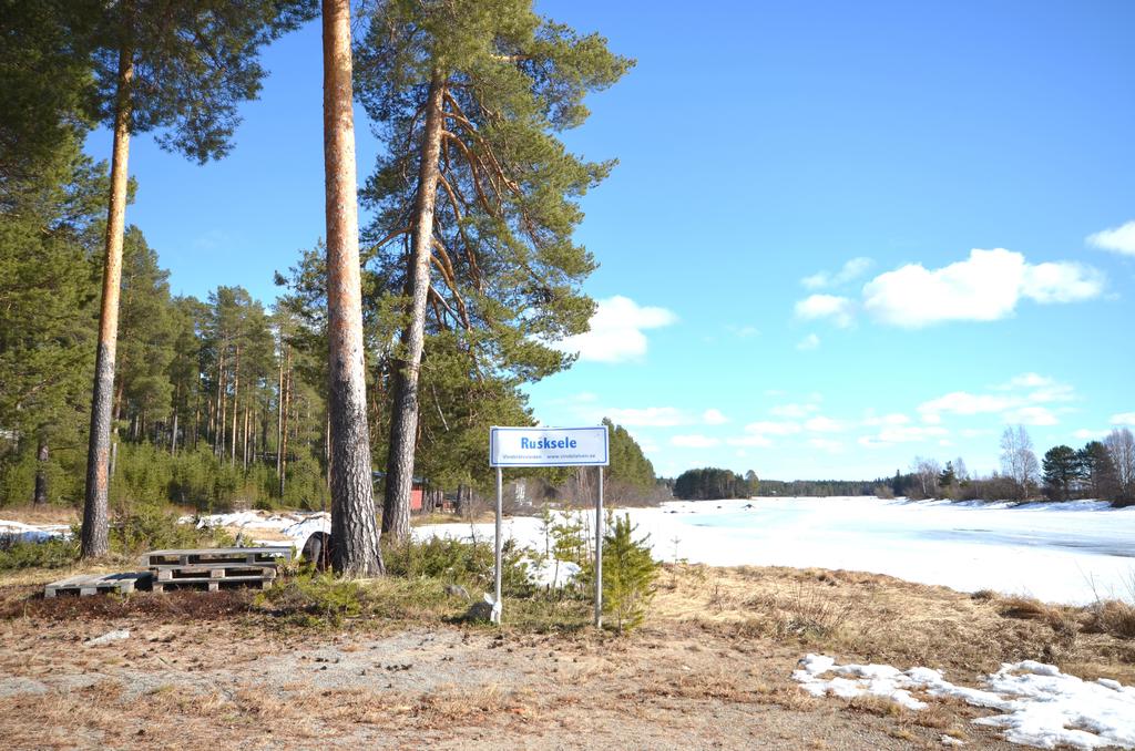 Nere vid sandstranden och älven