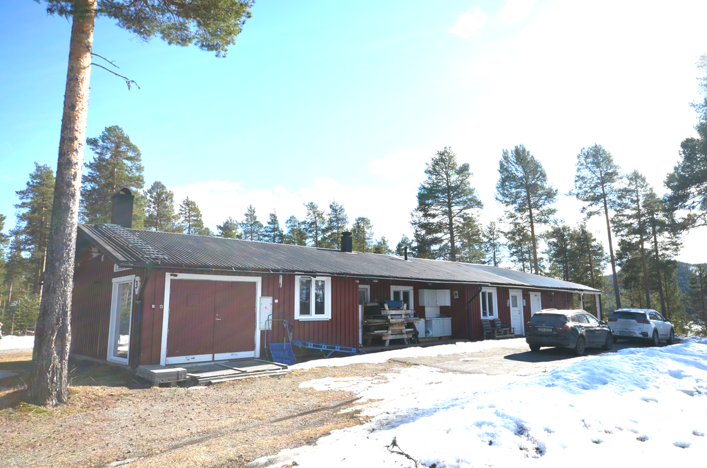 Pannrum/garage/förråd till vänster 
