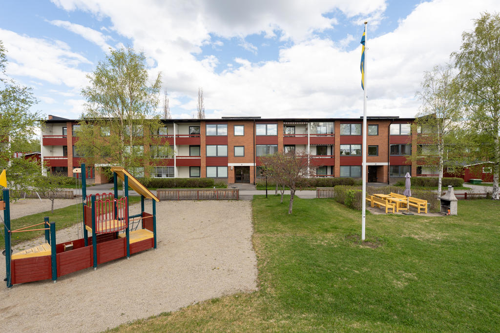 Trevlig lekplats och grill och trädgårdsmöbel