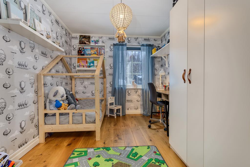 Sovrum 3 med garderober.