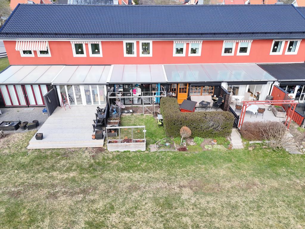 Baksidan med inglasad altan. 