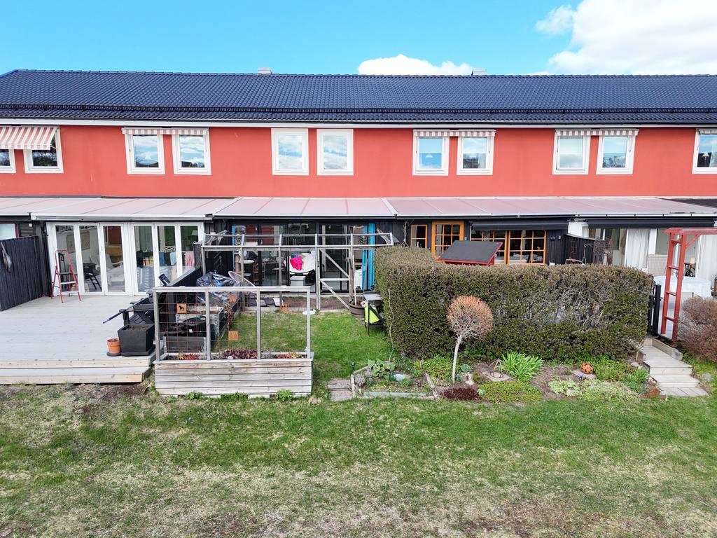 Här finns odlingsmöjligheter, egen mindre gräsmatta och om du har katt finns även valet om du vill ha kvar kattgården utanför inglasningen.