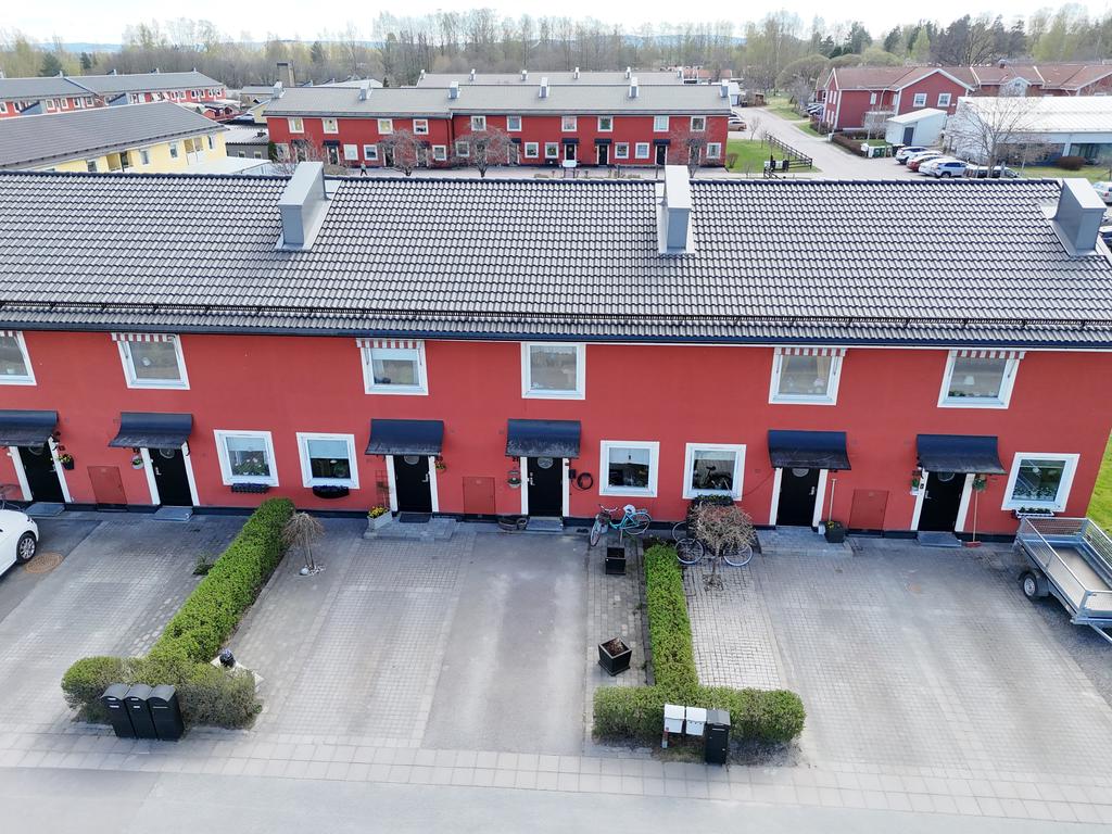 Fristående radhus med egen parkeringsplats framför huset med el-bilsladdare. 