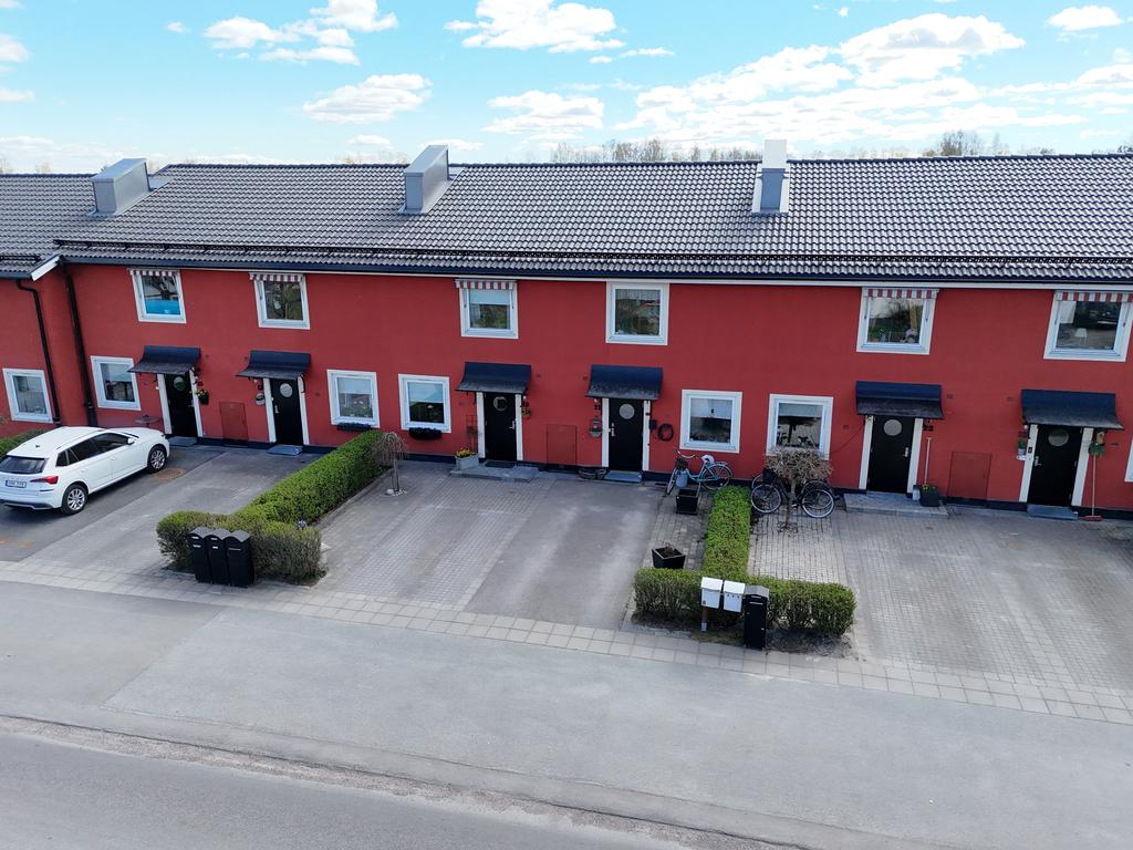 Välkommen till Sveaborgsgatan 21! Ett fristående radhus med egen parkeringsplats framför huset med el-bilsladdare. Radhuset är väl omhändertaget med nytt tak 2025. 