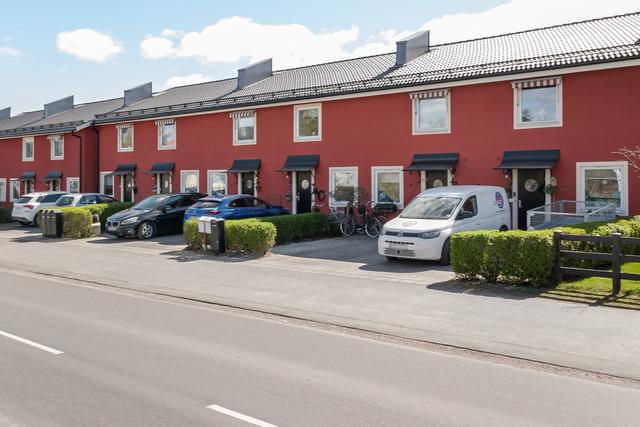 Välkommen till Sveaborgsgatan 21! Ett fristående radhus med egen parkeringsplats framför huset med el-bilsladdare. 