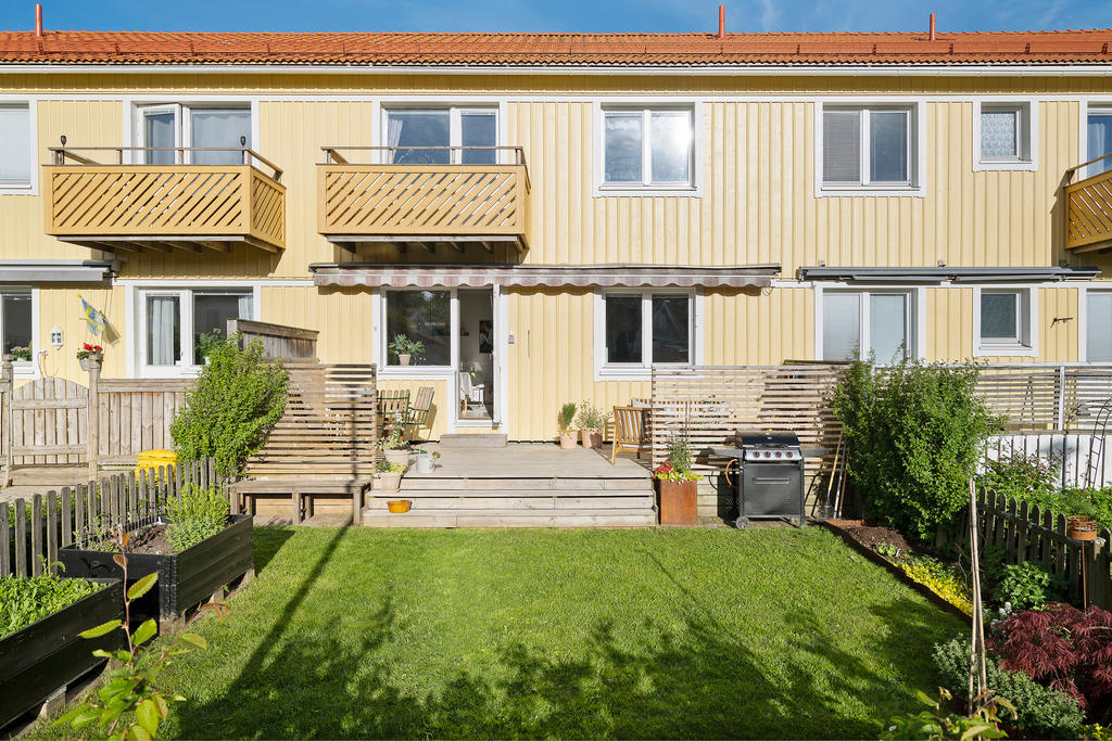 Välkommen till Antenngatan 59E, med egen soldränkt altan och grönskande trädgård!