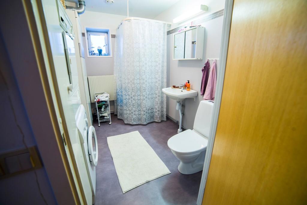 Säljarens bilder från lägenheter i huset