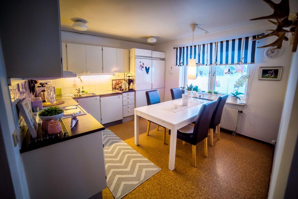 Säljarens bilder från lägenheter i huset