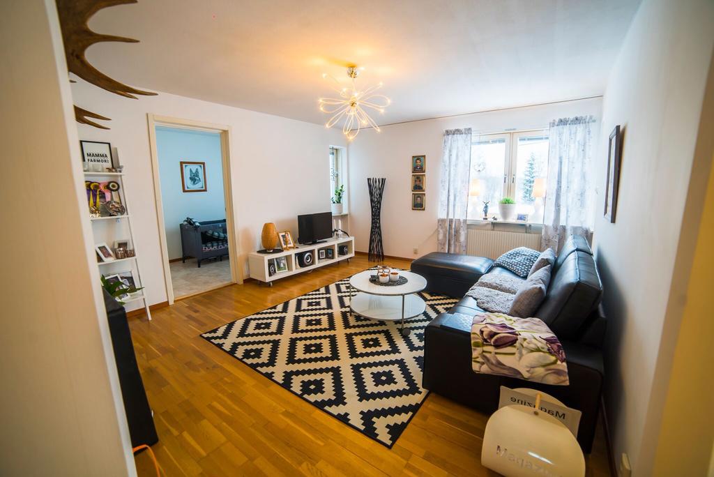 Säljarens bilder från lägenheter i huset