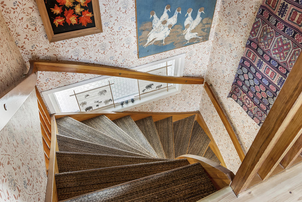 Trapp mellan entréplan och övre plan