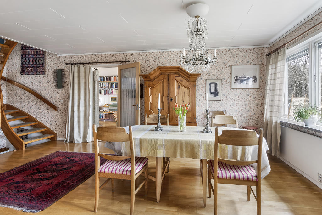 Allrum med trapp till övre plan
