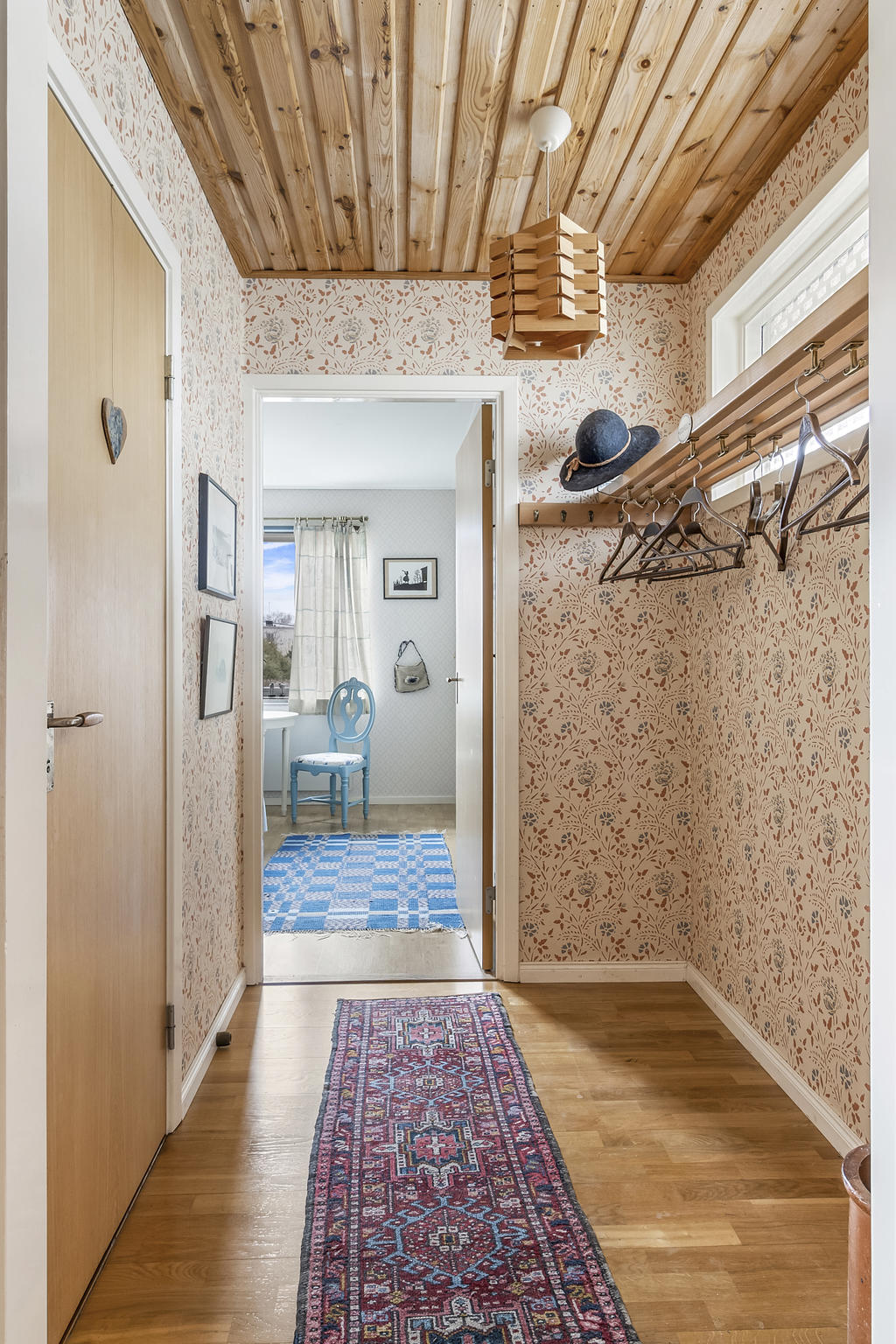 Kapprum intill entrén 