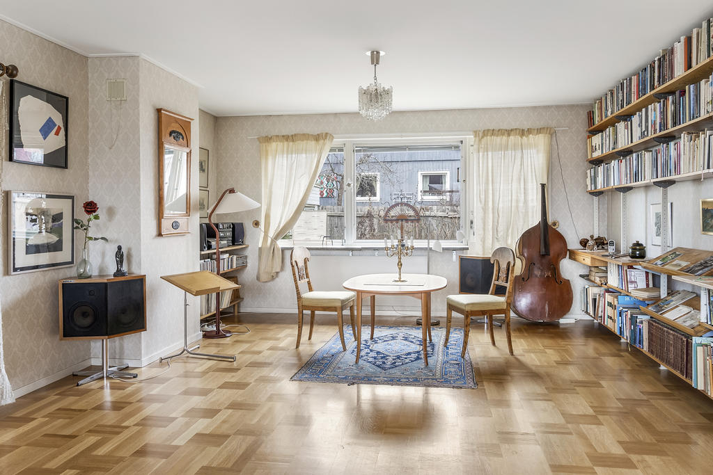 Vardagsrum med fint ekparkettgolv 