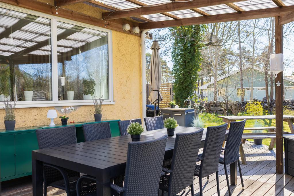 Trädgårdsbaksida och uteplats i sydvästläge med sol såväl dag som kväll