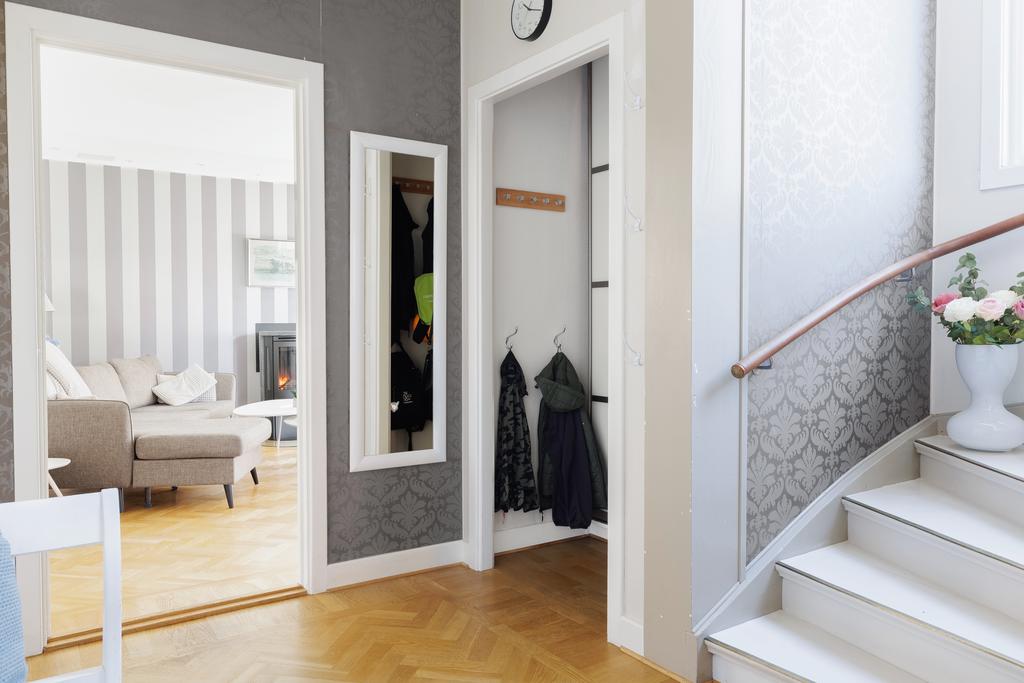 Inre hall med skjutdörrsgarderober