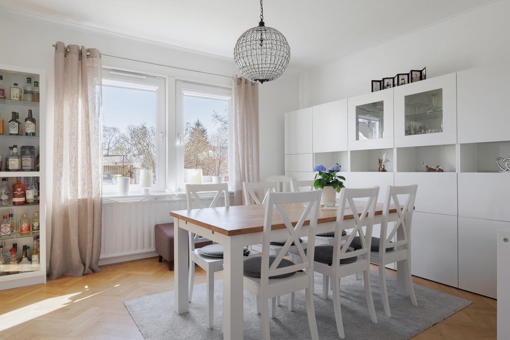 Stor matplats intill kök och vardagsrum