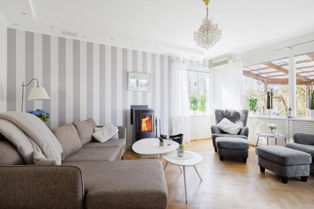 Vardagsrum med braskamin 