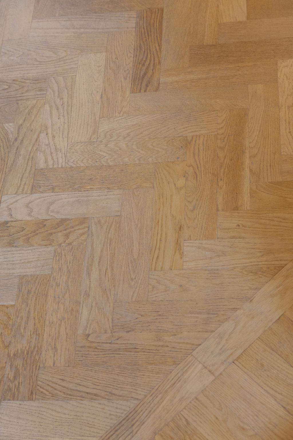 Vackra golv i fiskbensmönster