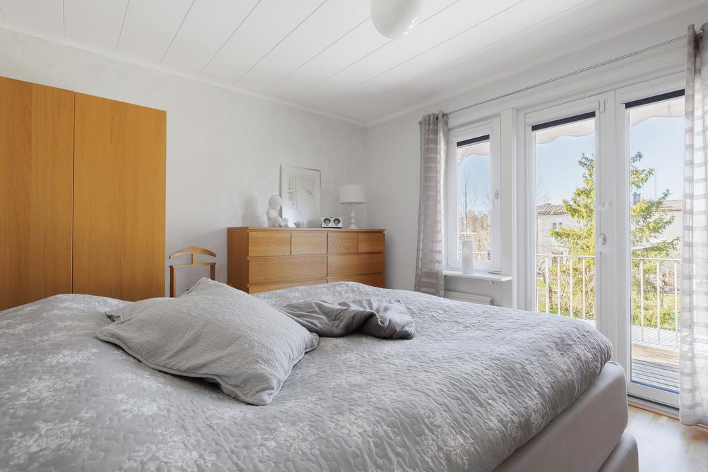 Sovrum 1 med utgång till balkong