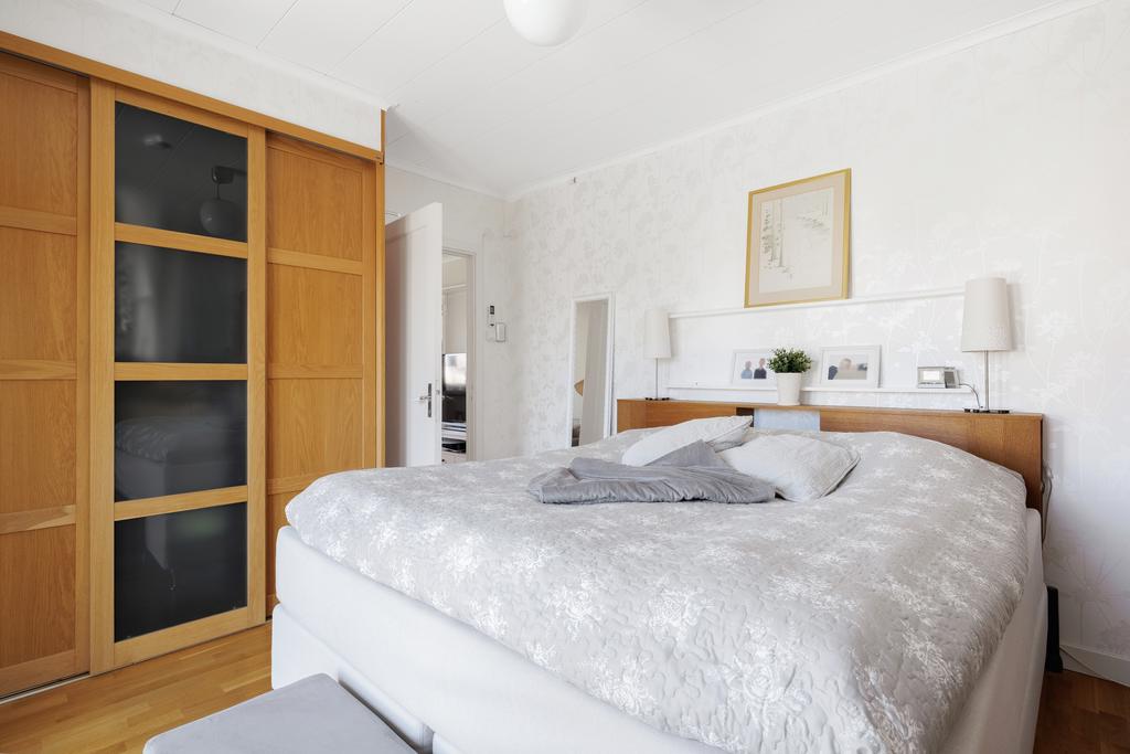 Sovrum 1 med djup skjutdörrsgarderob