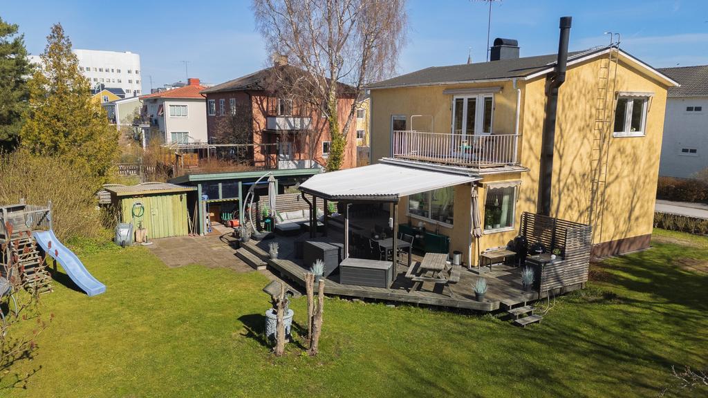 Härlig trädgårdsbaksida