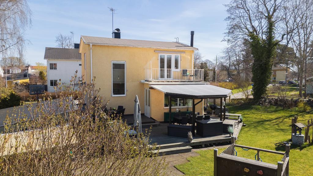 Stort altandäck och uteplats under tak