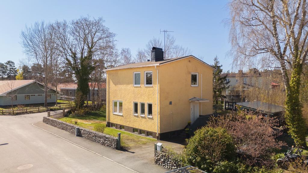 Biluppställningsplats och carport