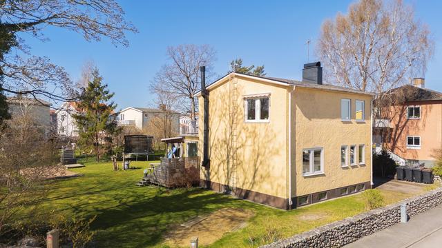 Centralt belägen familjevilla med solig hörntomt i eftertraktat läge