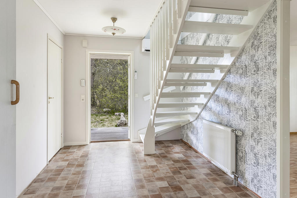 Entré och hall med trapp till övre plan