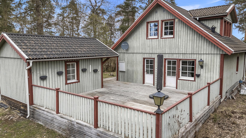 Stor och härlig altan för umgänge och avkoppling