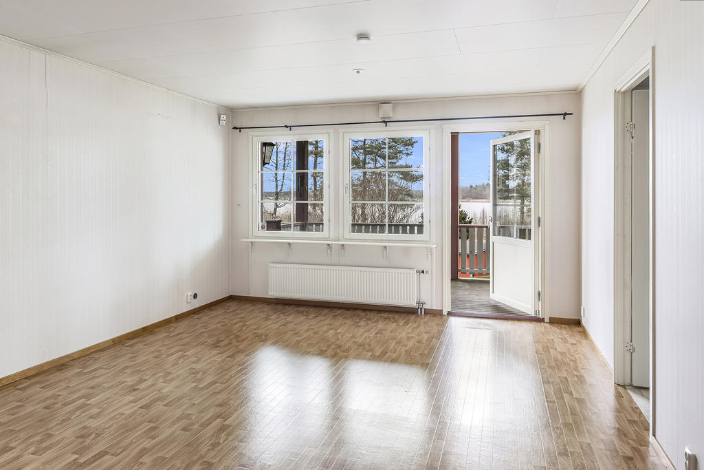 Vardagsrum med utgång till altan med utsikt mot Mälaren