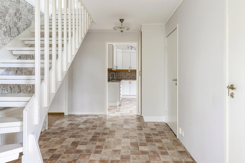 Hall med trapp till övre plan