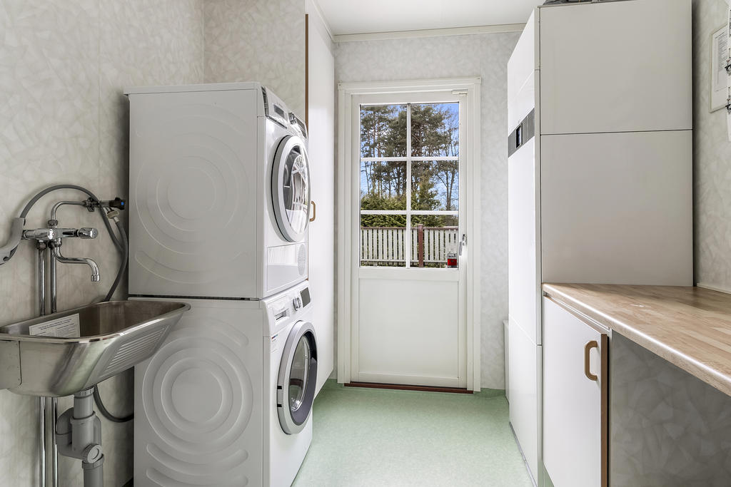 Tvättstuga med utgång till altan