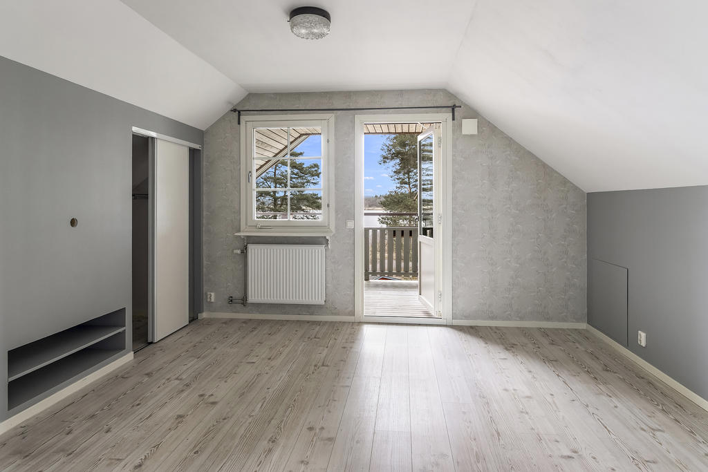 Sovrum 3 övre plan med utgång till balkong