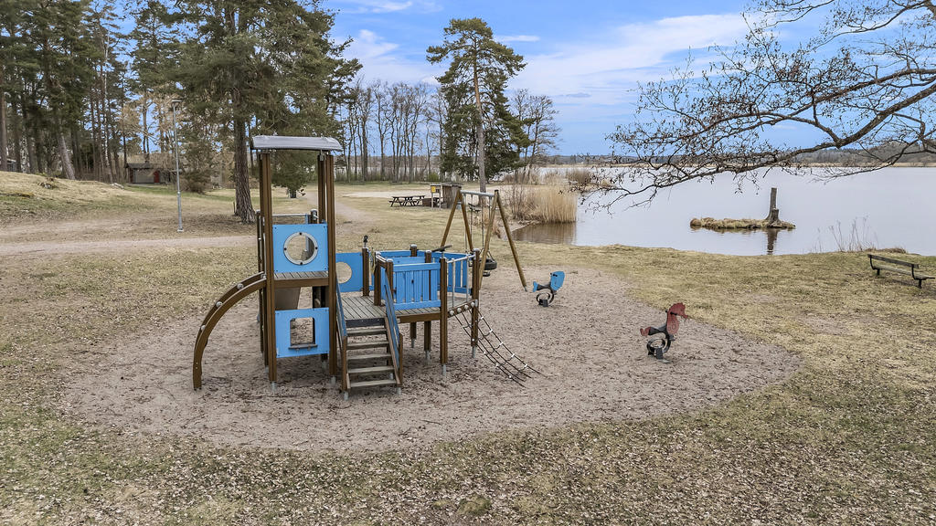 Nära badplats och lekplats