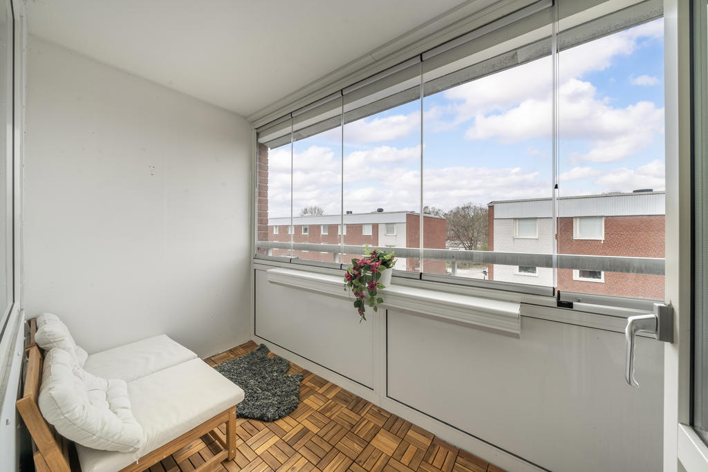 Rymlig inglasad balkong som förlänger sommarmånaderna.