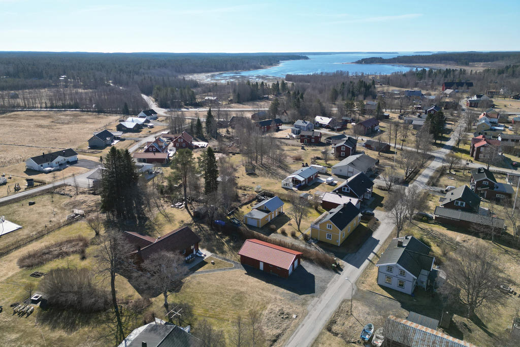 Drönarbild med havet i bakgrunden
