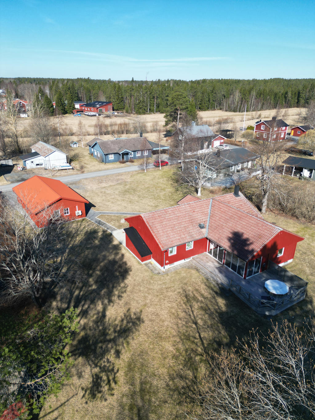 Drönarbild huset och garagebyggnaden