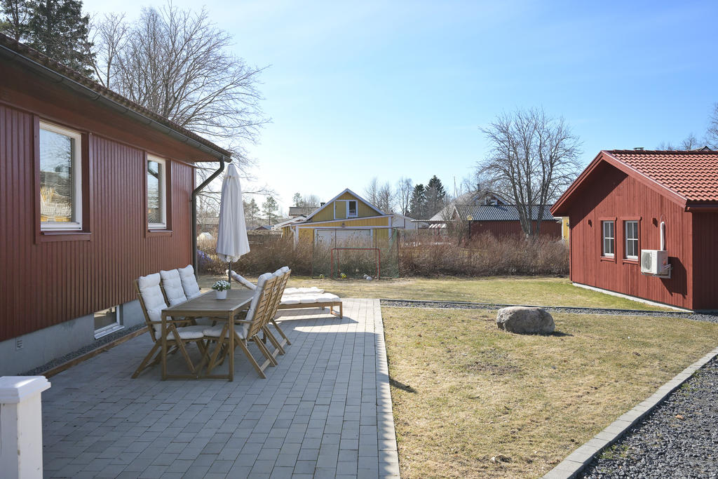Uteplats med kvällssol framför huset