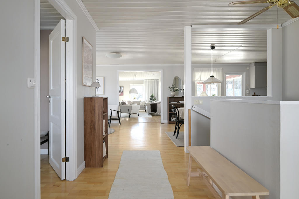 Från hallen in mot boendet