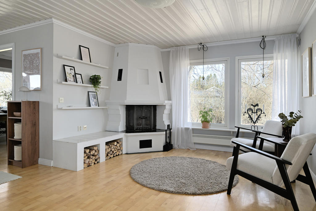 Plats framför braskamin